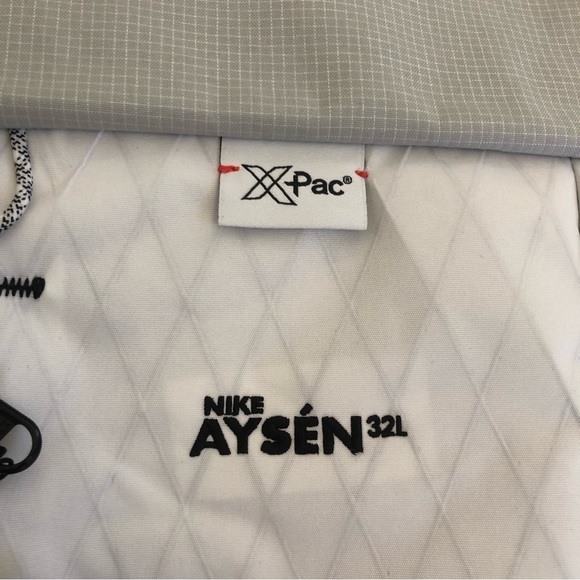 Nike ACG Backpack 32L Aysen Hiking Trail Bag 'Photon Dust' DV4054-100 - Picture 4 of 8